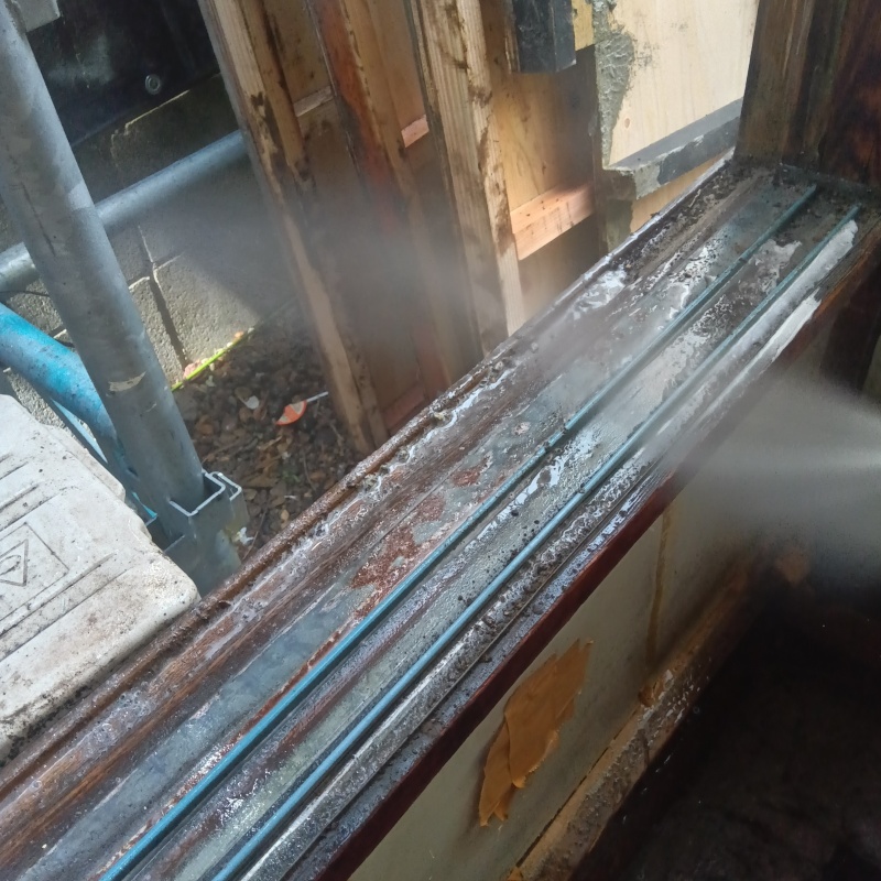 建物の外周にシロアリ駆除剤を散布