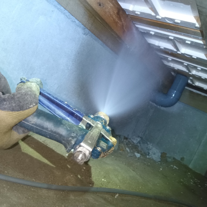 床下の木材にシロアリ駆除剤を散布