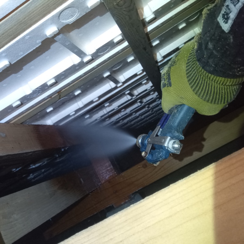 床下の木材にシロアリ駆除剤を散布