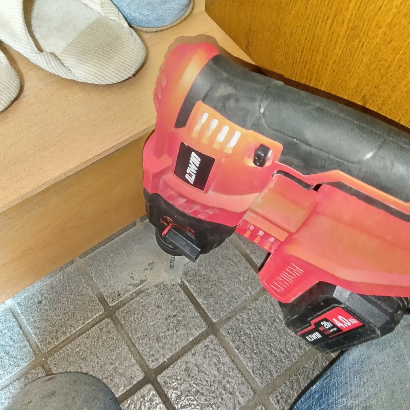 床にシロアリ駆除剤を注入