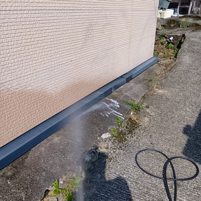 屋外の地面にシロアリ駆除剤を散布