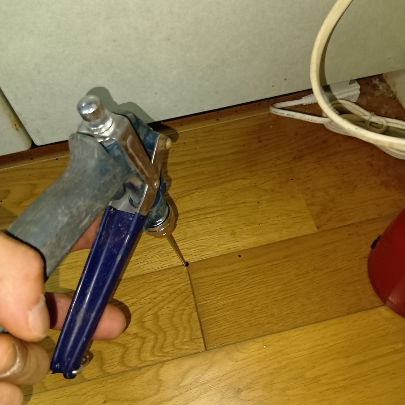 床にシロアリ駆除剤を注入