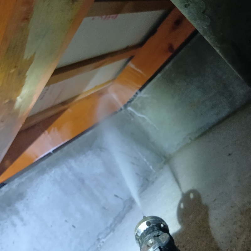 床下の木材に防蟻剤を散布