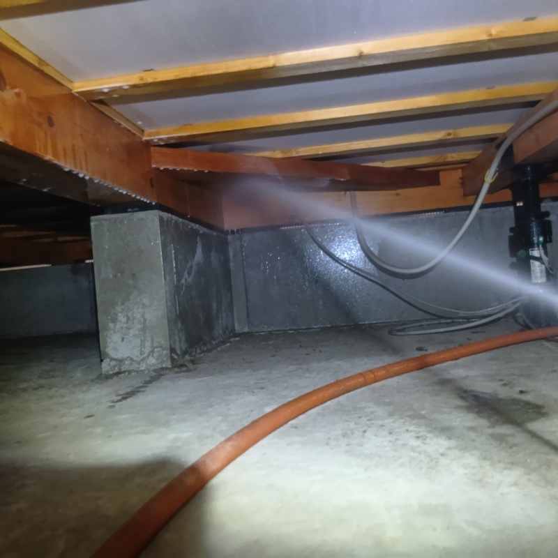 床下の木材に防蟻剤を散布