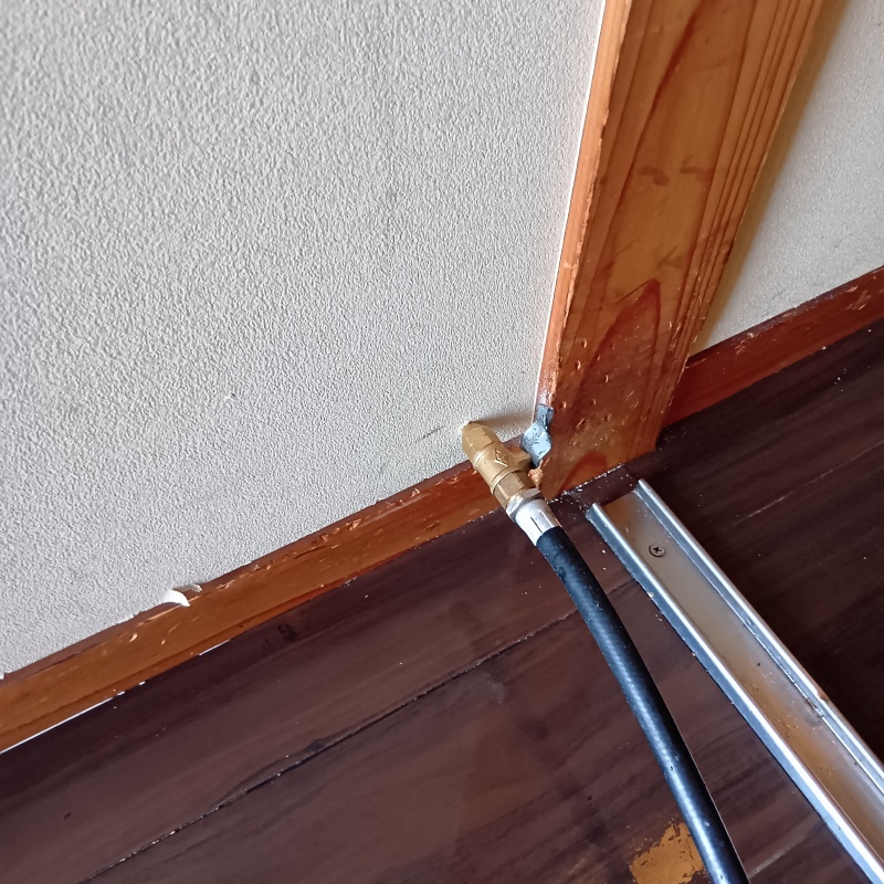 壁にシロアリ駆除剤を注入