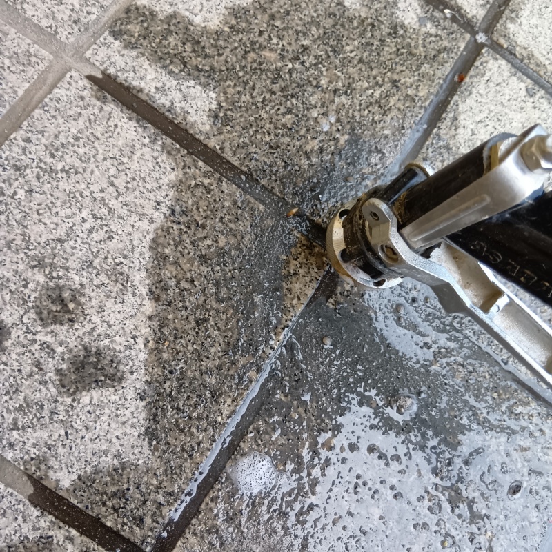 床にシロアリ駆除剤を注入