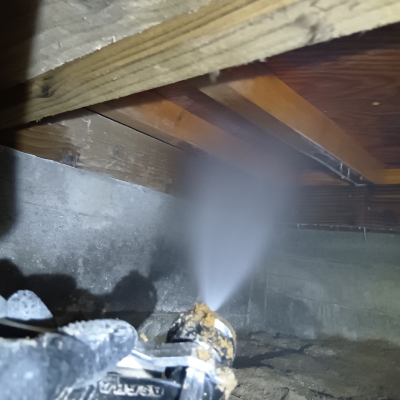 床下の木材にシロアリ駆除剤を散布