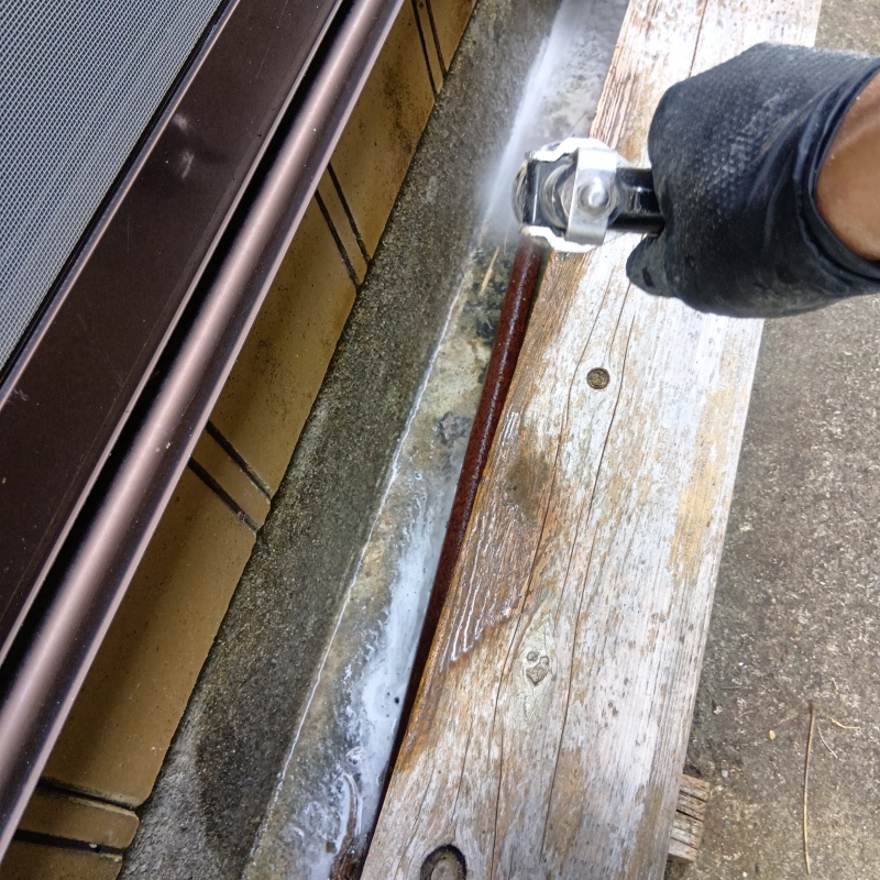 木部にシロアリ駆除剤を注入