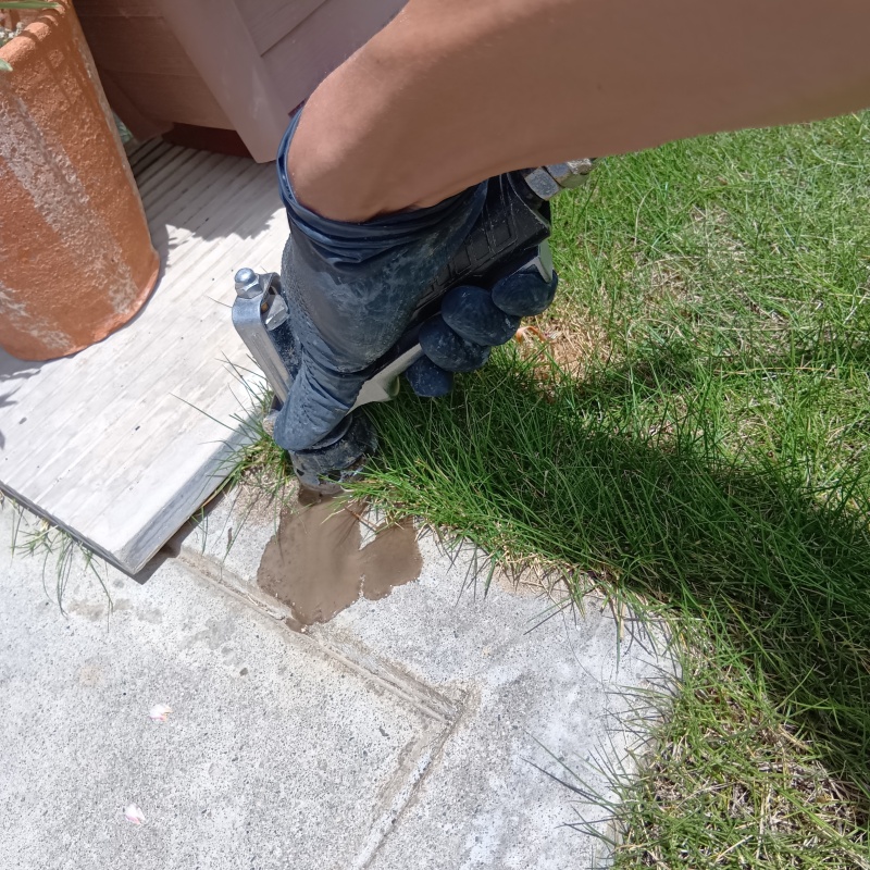 地面にシロアリ駆除剤を注入