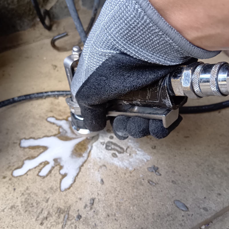 地面にシロアリ駆除剤を注入