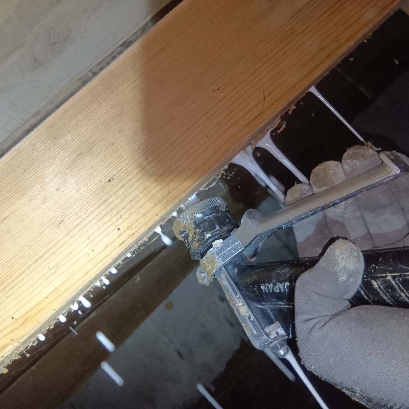 木部にシロアリ駆除剤を注入