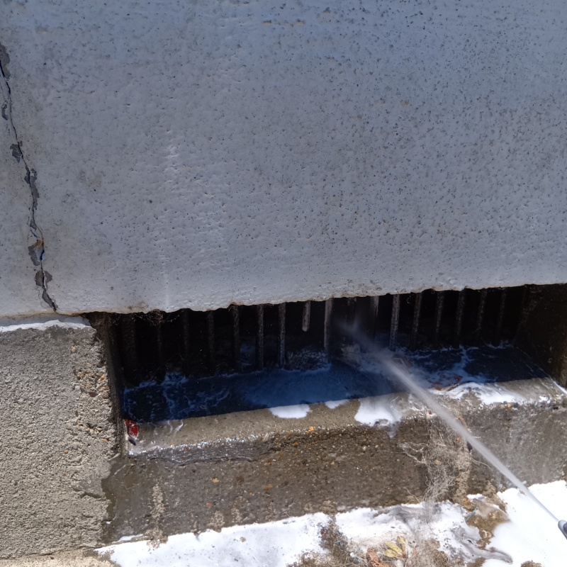 床下の地面にシロアリ駆除剤を散布