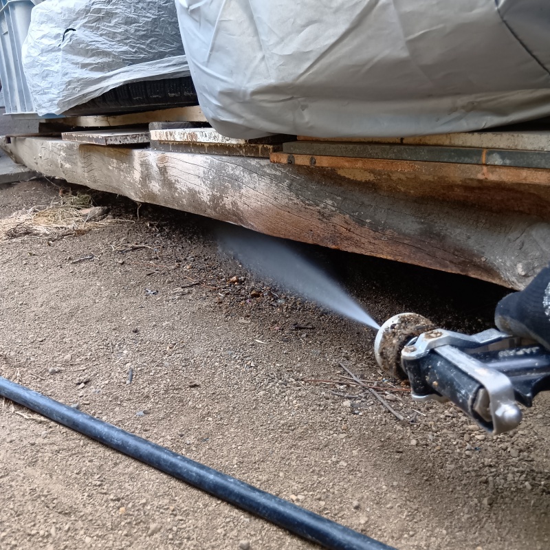 床下の地面にシロアリ駆除剤を散布