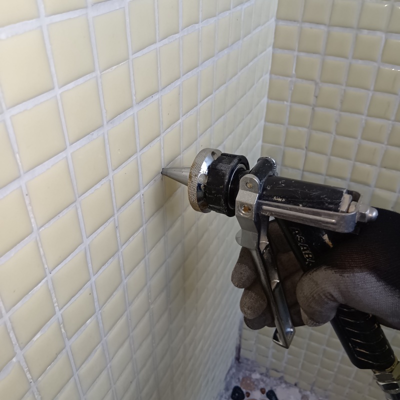 壁にシロアリ駆除剤を注入