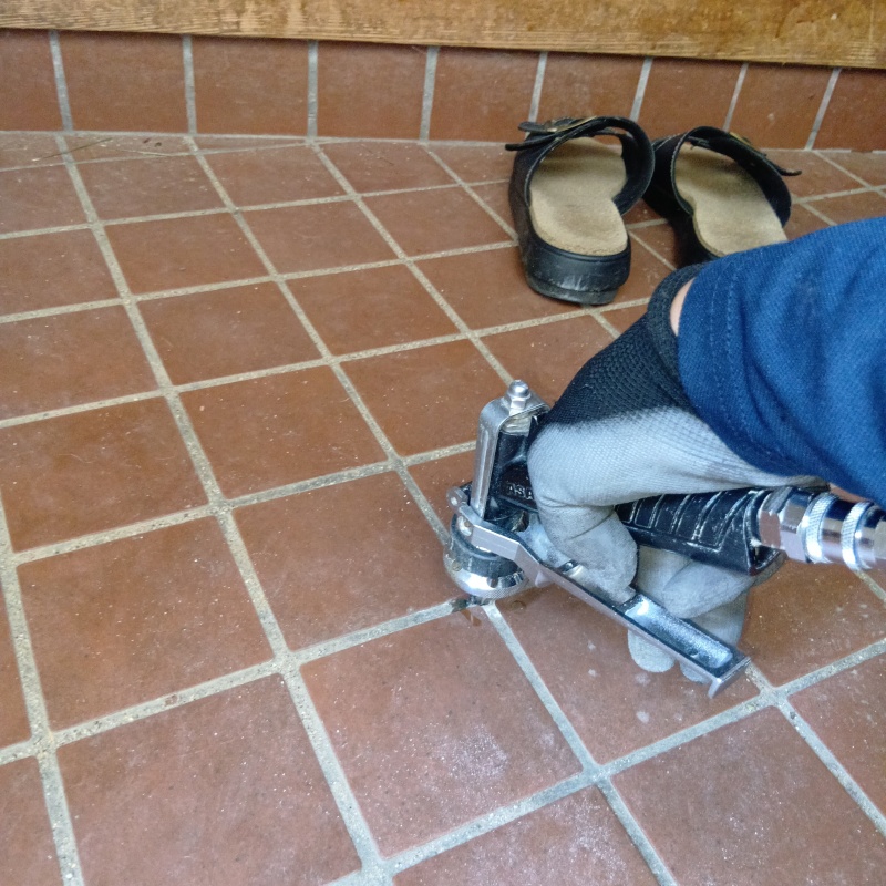 床にシロアリ駆除剤を注入