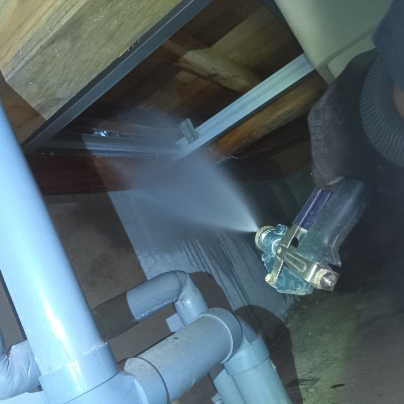 床下の木材にシロアリ駆除剤を散布