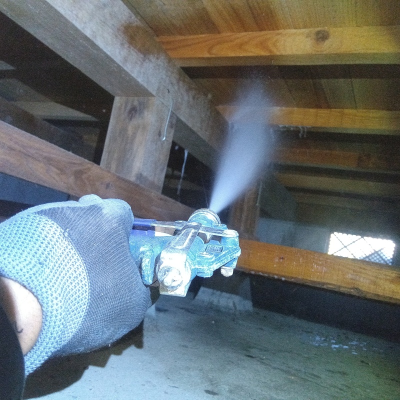 床下の木材にシロアリ駆除剤を散布