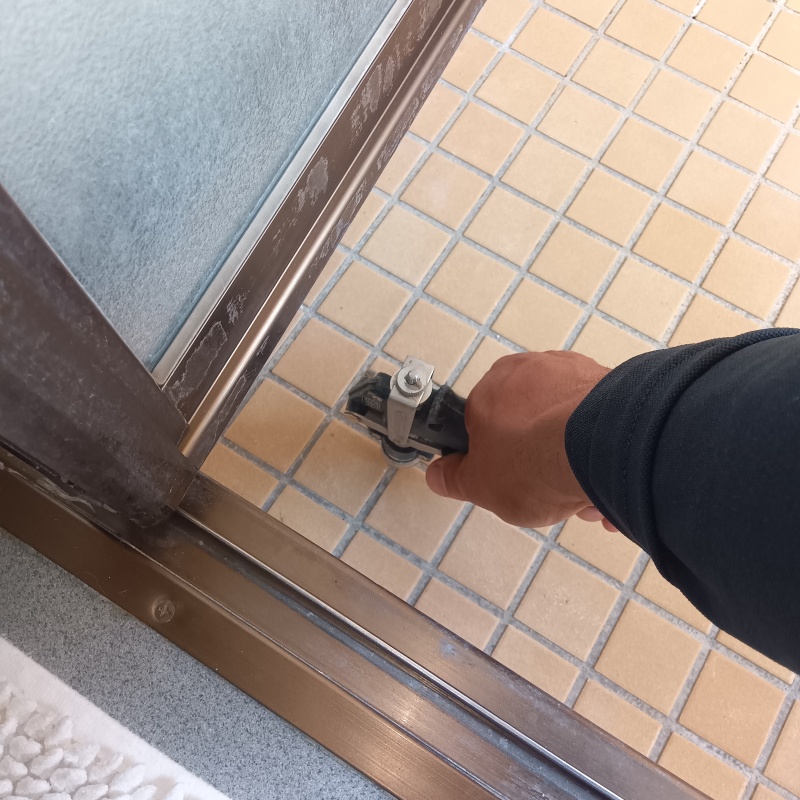 床にシロアリ駆除剤を注入