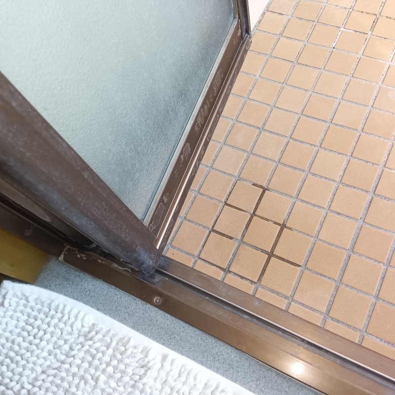 開けた穴を修復した様子