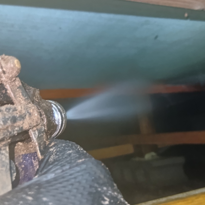 床下の木材に防蟻剤を散布