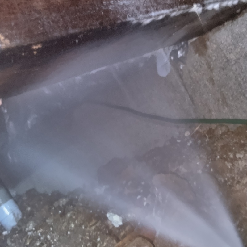 床下の木材に防蟻剤を散布