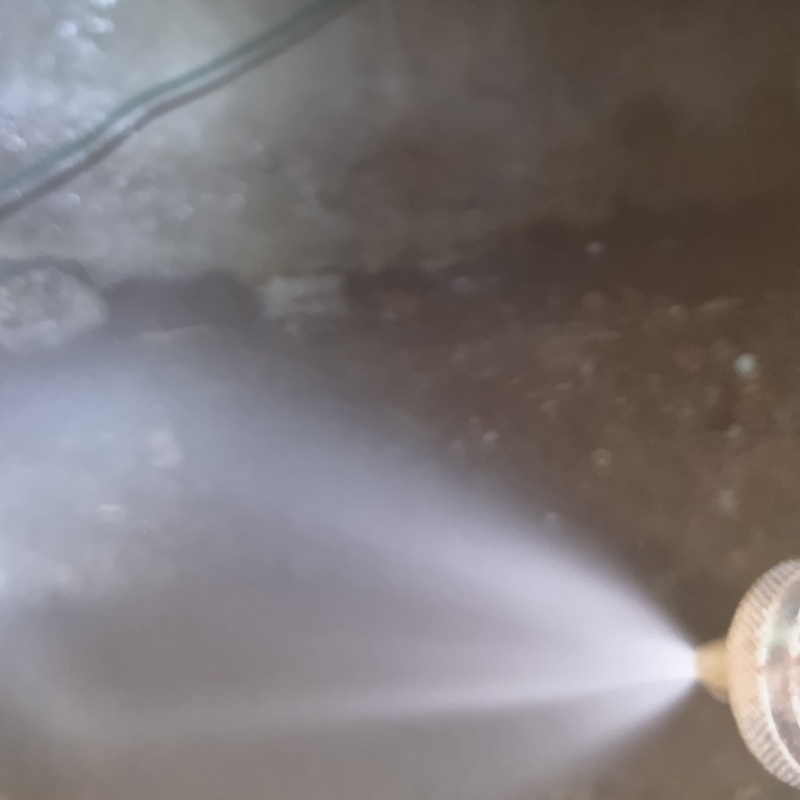 床下の地面に防蟻剤を散布