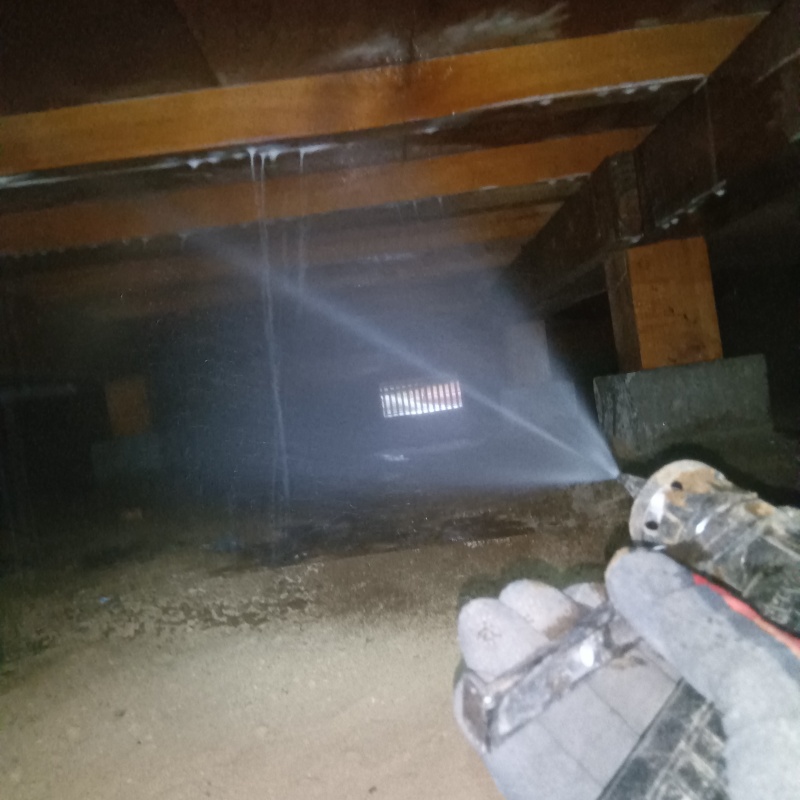 床下の木材に防蟻剤を散布