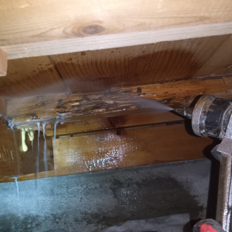 床下の木材に防蟻剤を散布