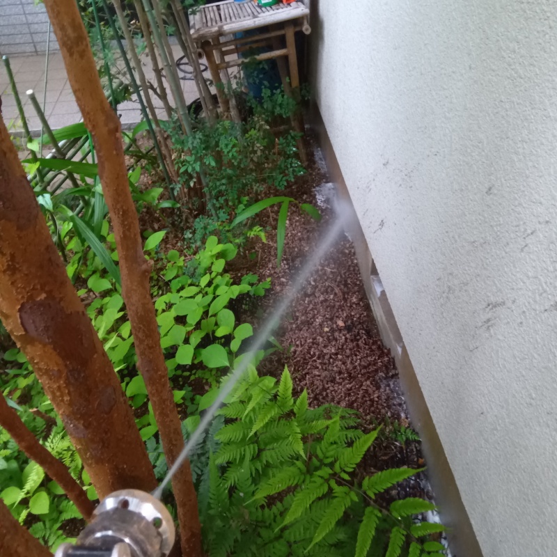 屋外の地面に防蟻剤を散布