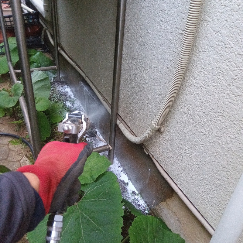 屋外の地面に防蟻剤を散布