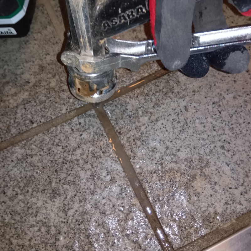 床に防蟻剤を注入