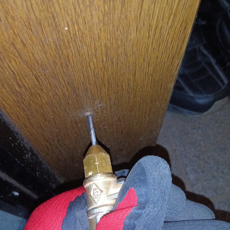 柱に防蟻剤を注入