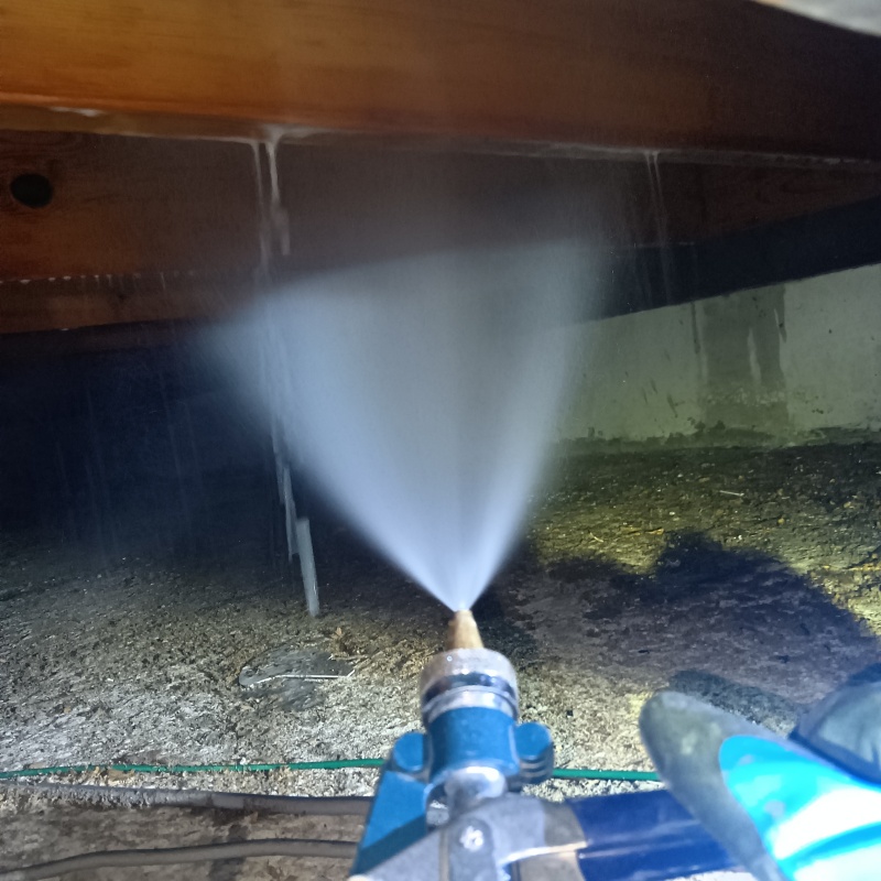 床下の木材にシロアリ駆除剤を散布