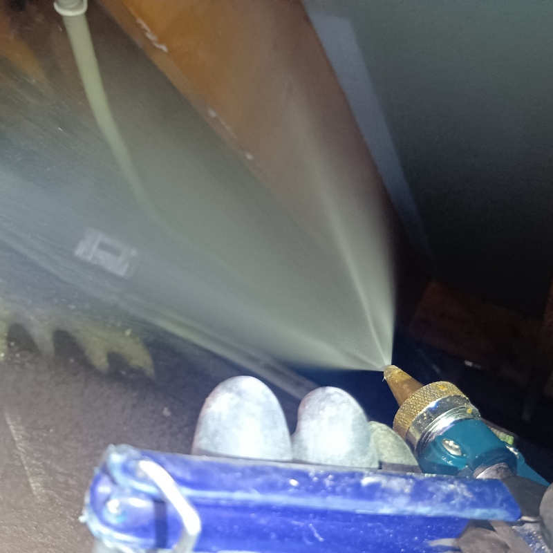 床下の木材にシロアリ駆除剤を散布