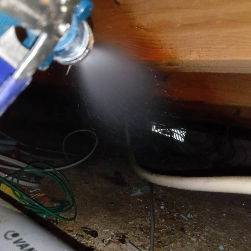 床下の地面にシロアリ駆除剤を散布