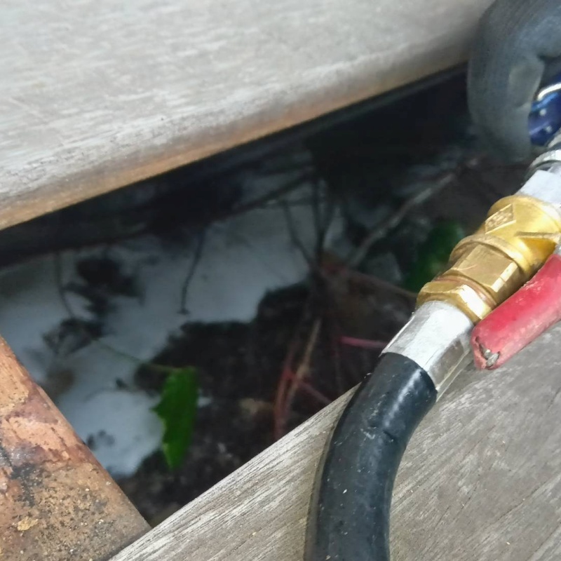 床下の地面にシロアリ駆除剤を散布