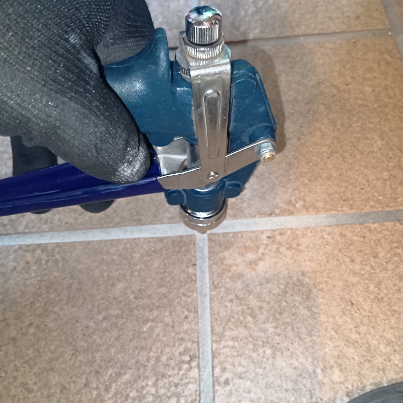 床にシロアリ駆除剤を注入