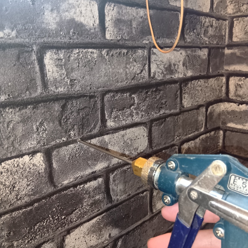 壁にシロアリ駆除剤を注入