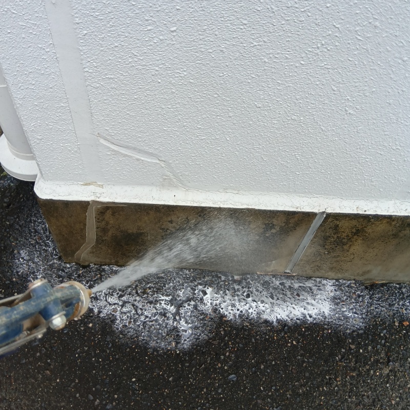 建物の外周にシロアリ駆除剤を散布