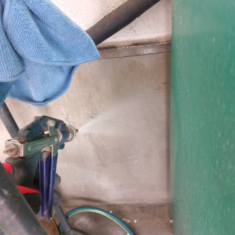 建物の外周にシロアリ駆除剤を散布