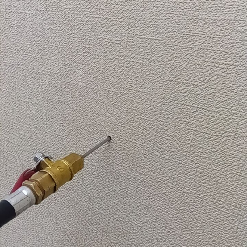 壁にシロアリ駆除剤を注入