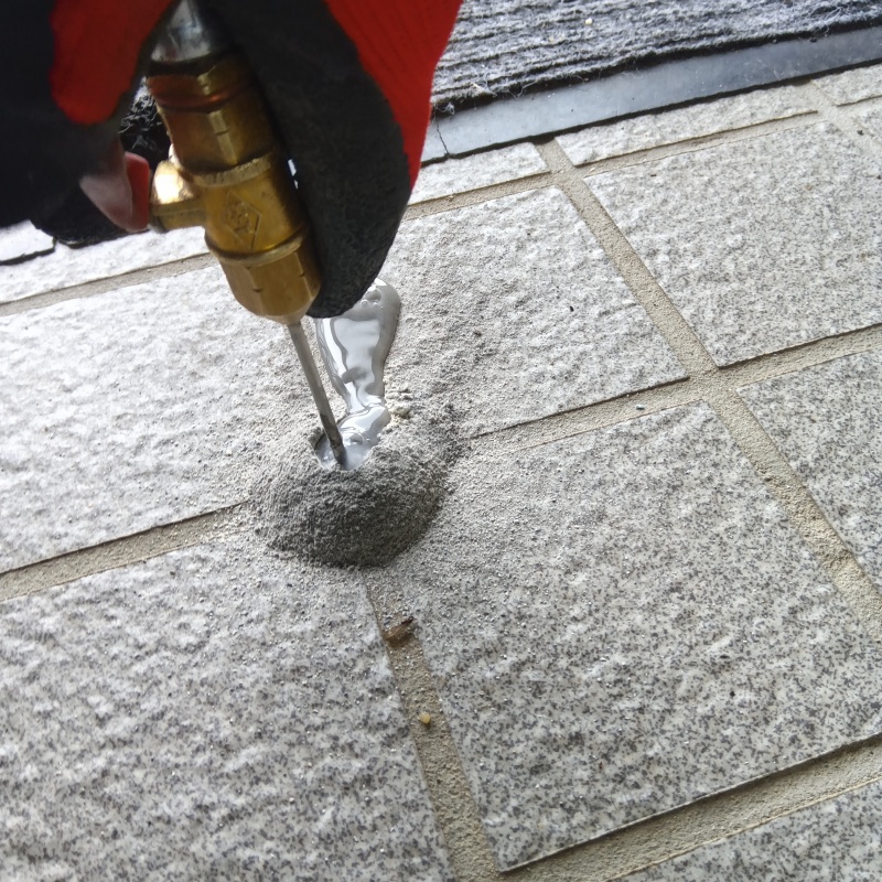 床にシロアリ駆除剤を注入