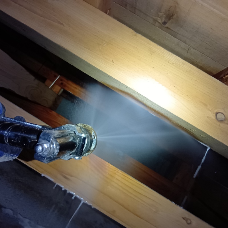 床下の木材に防蟻剤を散布