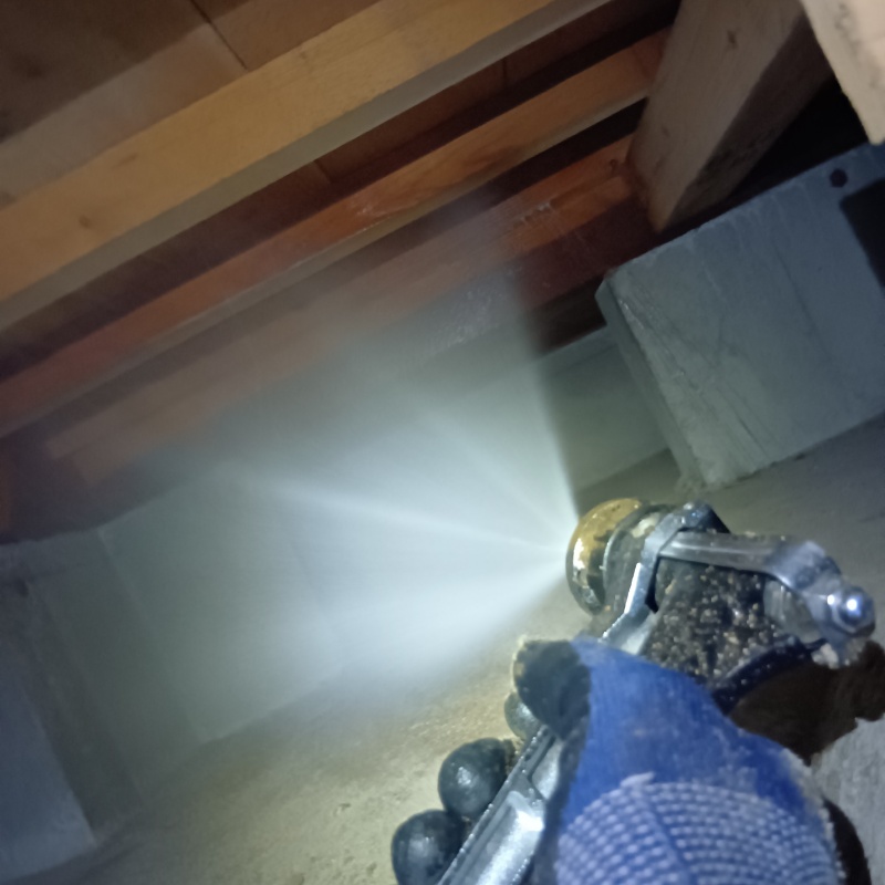 床下の木材に防蟻剤を散布