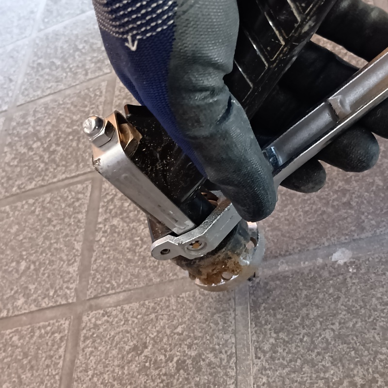 床に防蟻剤を注入