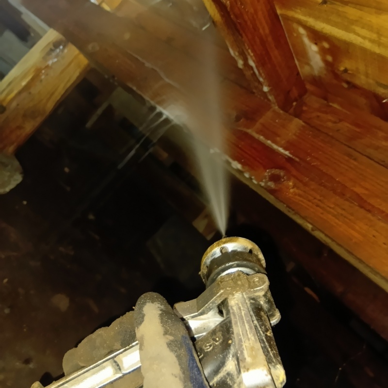 床下の木材にシロアリ駆除剤を散布