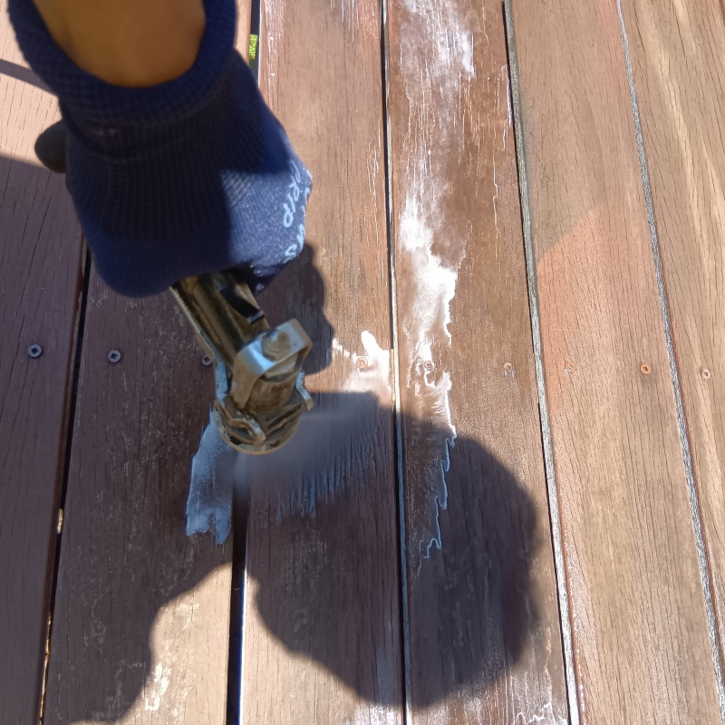 ウッドデッキにシロアリ駆除剤を散布