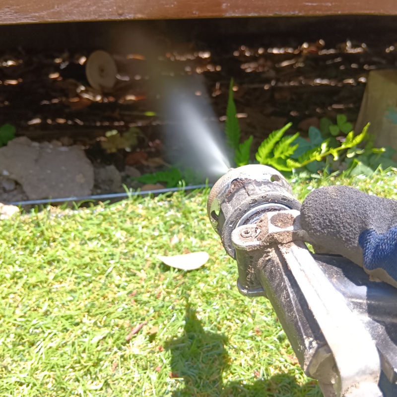 ウッドデッキの足元にシロアリ駆除剤を散布