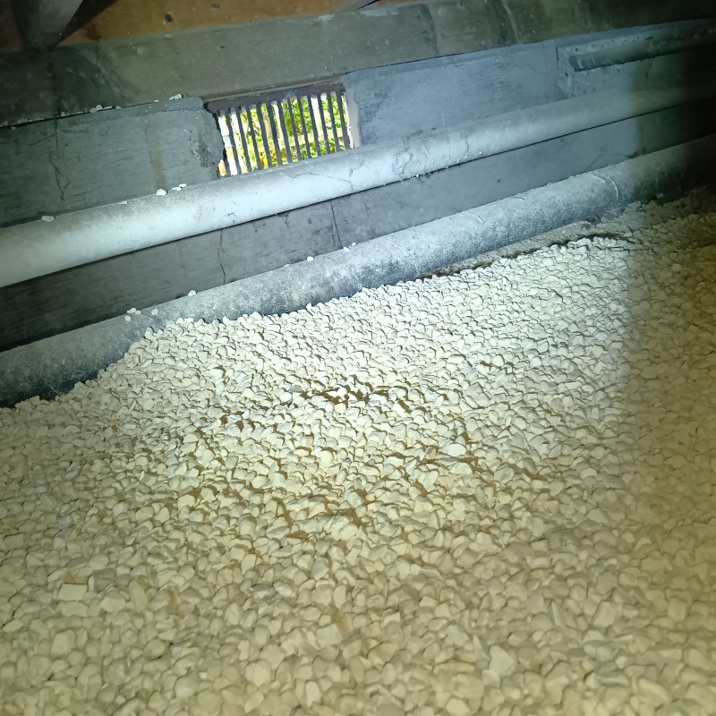 床下に調湿材を敷き詰めた様子