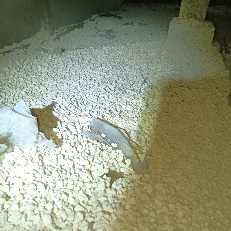 床下に調湿材を敷き詰めた様子